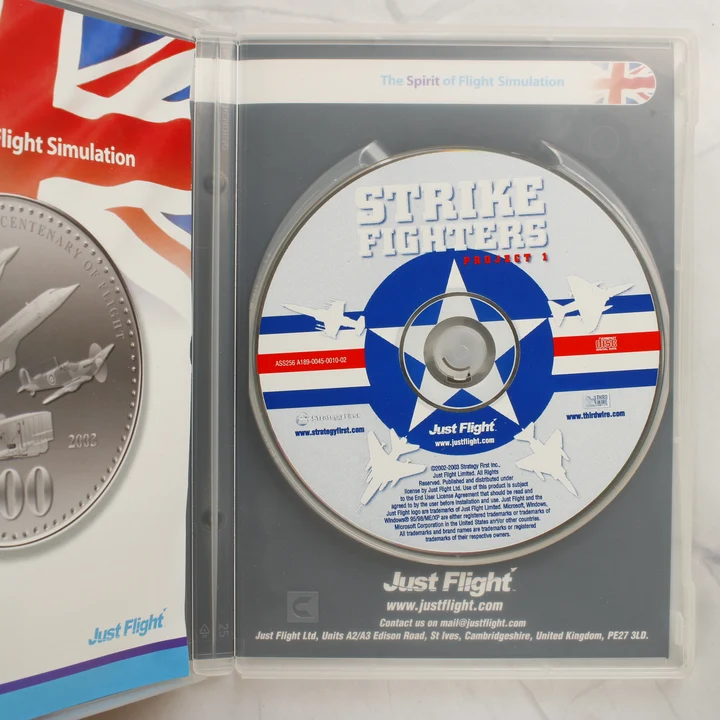 A nyitott tokban lévő Strike Fighters: Project 1 CD-ROM lemez és a kiskönyv