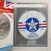 A nyitott tokban lévő Strike Fighters: Project 1 CD-ROM lemez és a kiskönyv