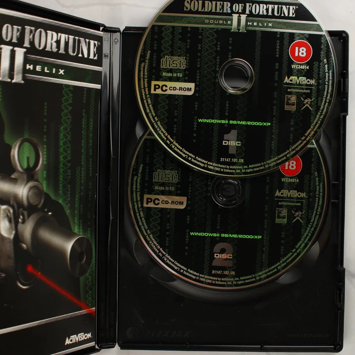 A nyitott tok a két CD-ROM lemezzel és a kézikönyvvel