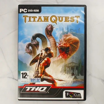A Titan Quest PC-s videójáték tokjának előlapja a hidrával harcoló harcossal