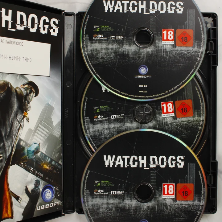 A Watch Dogs Special Edition PC tokjának belseje a három DVD lemezzel és a kóddal