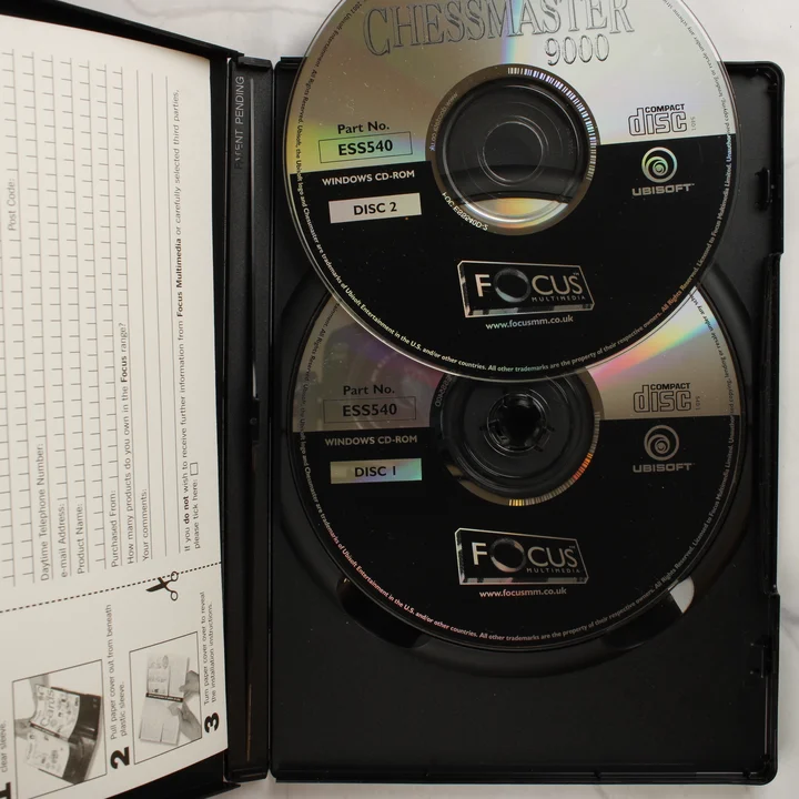 A Chessmaster 9000 játék két CD-ROM lemeze a nyitott tokban