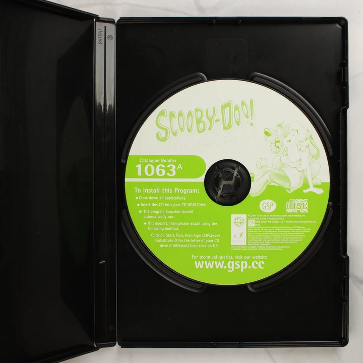 A Scooby-Doo! Case File No 1: The Glowing Bug Man PC játék CD-ROM lemeze a nyitott tokban