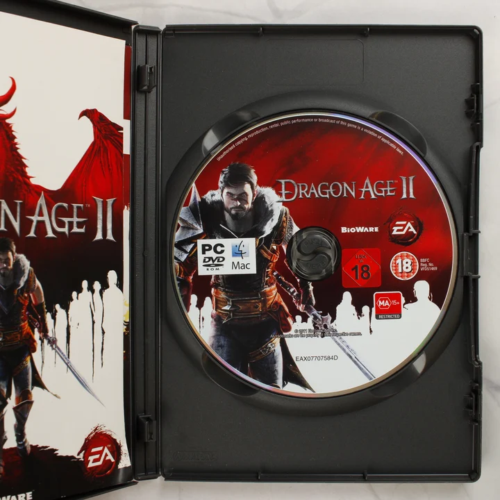 Dragon Age II PC Mac belső lemez A nyitott Dragon Age II játéktok a DVD-lemezzel és a füzettel