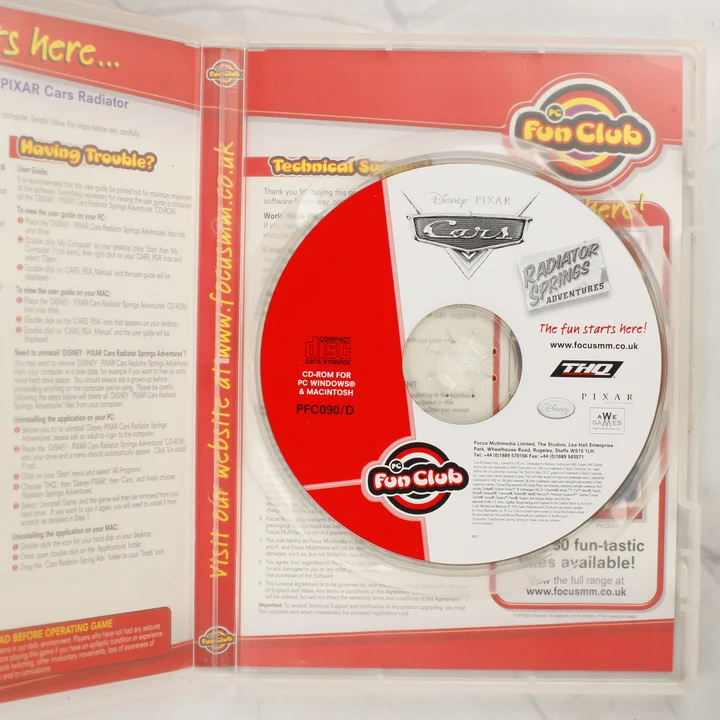 A nyitott tok a CD-ROM lemezzel és a kézikönyvvel
