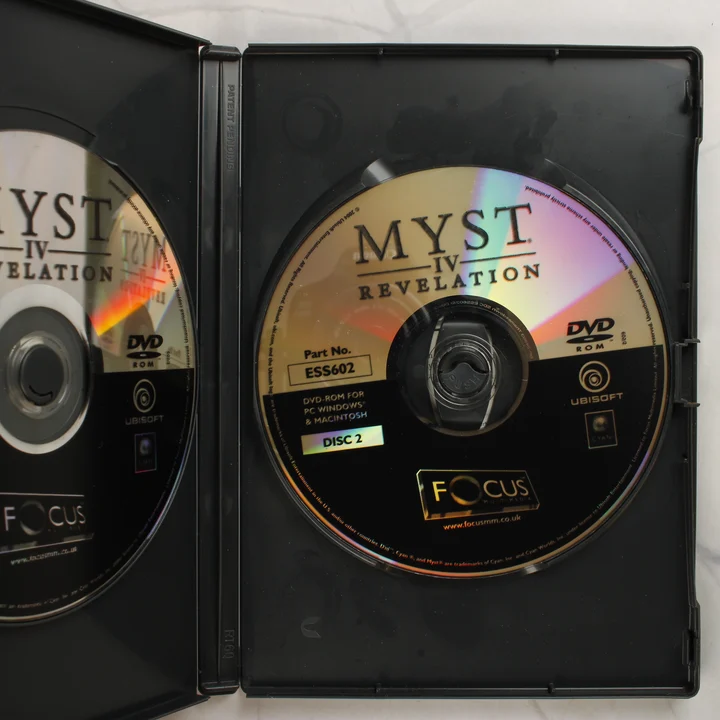 Myst IV: Revelation belső lemezek A Myst IV: Revelation nyitott tokja a két DVD-ROM lemezzel