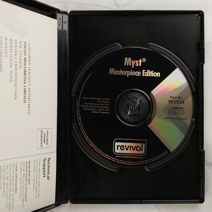 A Myst Masterpiece Edition nyitott tokja a CD-ROM lemezzel és a melléklettel