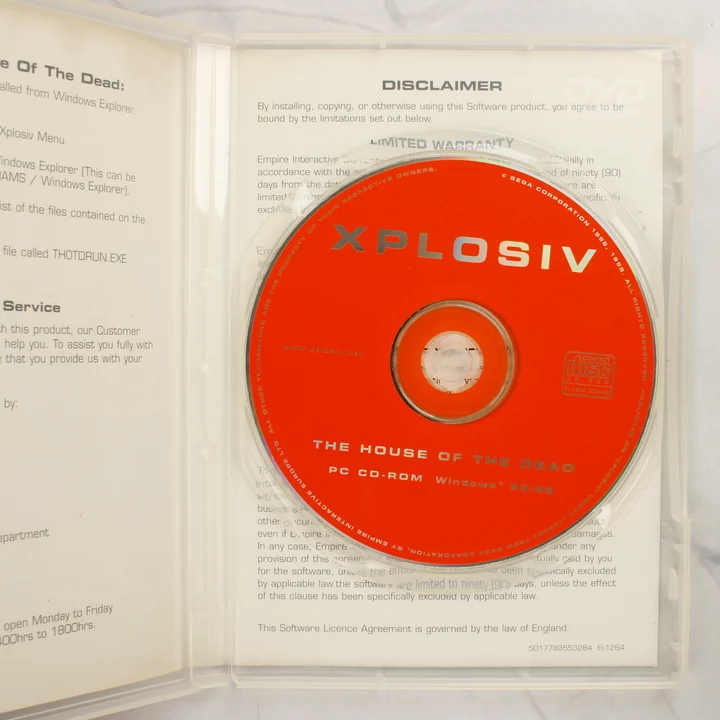 A nyitott tokban lévő piros Xplosiv CD-ROM lemez és a kiskönyv