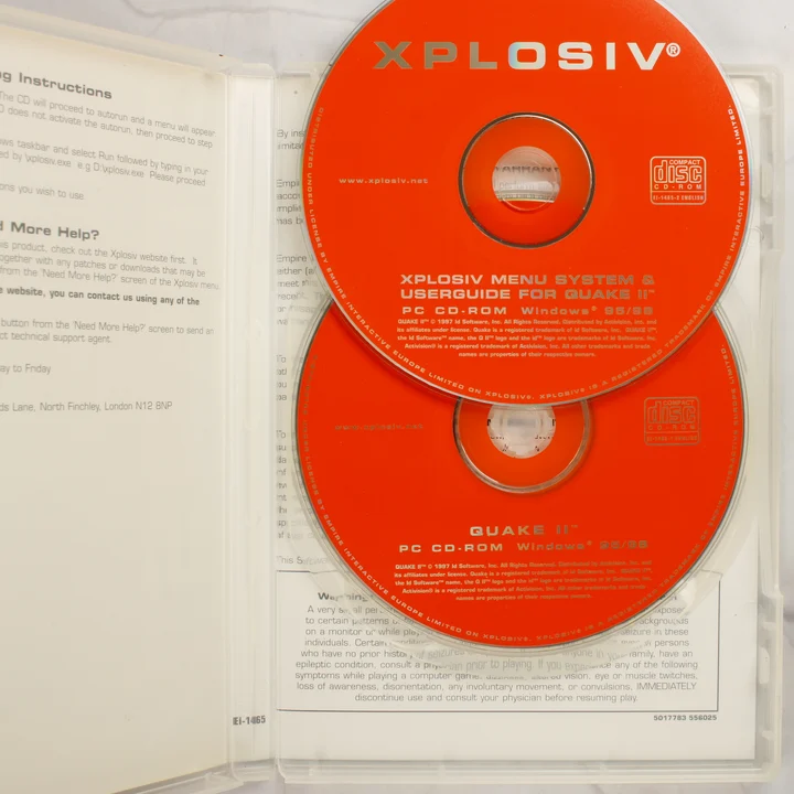 A Quake II tokjának belseje a két piros CD-ROM lemezzel és a kiskönyvvel