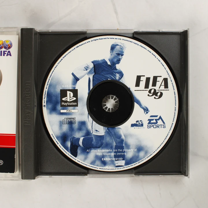A FIFA 99 Classics PlayStation játéklemez a nyitott tokban