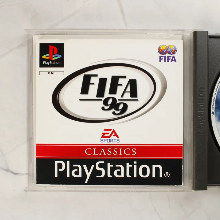 A FIFA 99 Classics PlayStation játék kiskönyve a nyitott tok bal oldalán