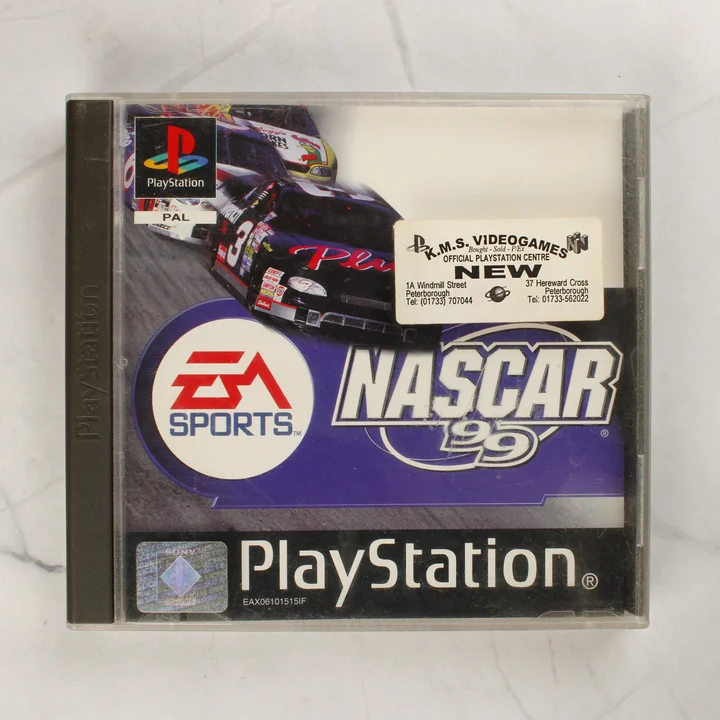 NASCAR 99 PlayStation játék elölnézet NASCAR 99 PlayStation videójáték tokja elölről, rajta egy sárga matricával