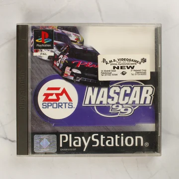 NASCAR 99 PlayStation videójáték tokja elölről, rajta egy sárga matricával