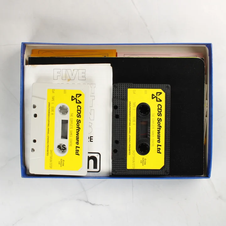 A doboz tartalma: két kazetta és kézikönyvek