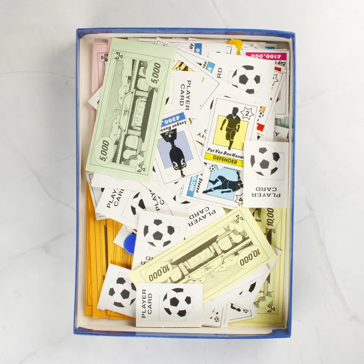 Játékpénzek és kártyák a dobozban