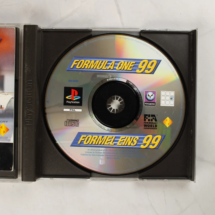 Formula One 99 PlayStation játéklemez a nyitott tokban