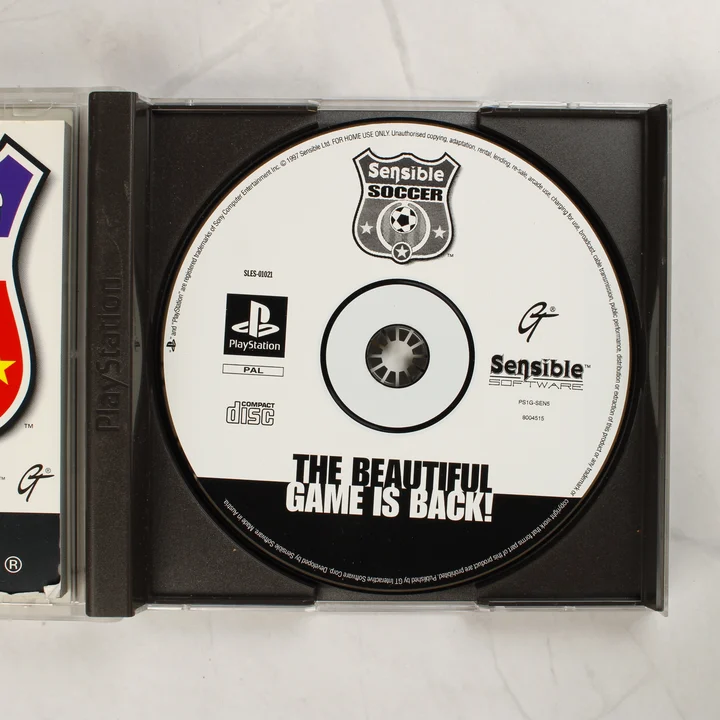 A Sensible Soccer játékot tartalmazó CD-lemez a nyitott tokban