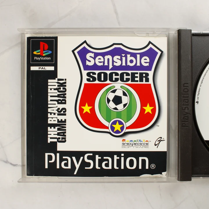 A Sensible Soccer játék kézikönyvének előlapja a nyitott tokban