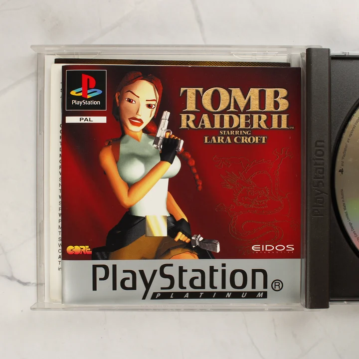 Tomb Raider II Platinum játék kézikönyve a nyitott tokban