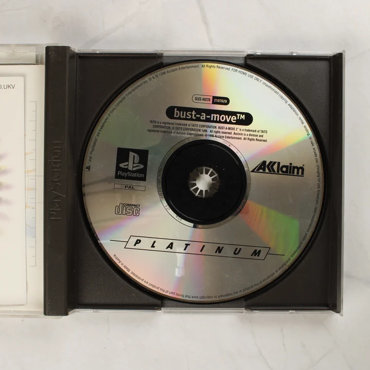 Bust-A-Move 2 Arcade Edition PlayStation 1 Platinum CD lemez a nyitott tokban
