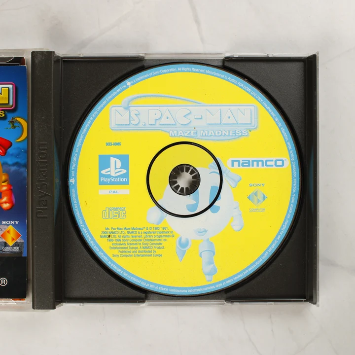 Sárga színű Ms. Pac-Man Maze Madness PlayStation CD-lemez a nyitott tokban