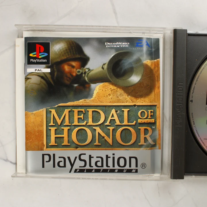 Medal of Honor PlayStation Platinum kézikönyv Medal of Honor Platinum PlayStation játék kézikönyve a nyitott tokban