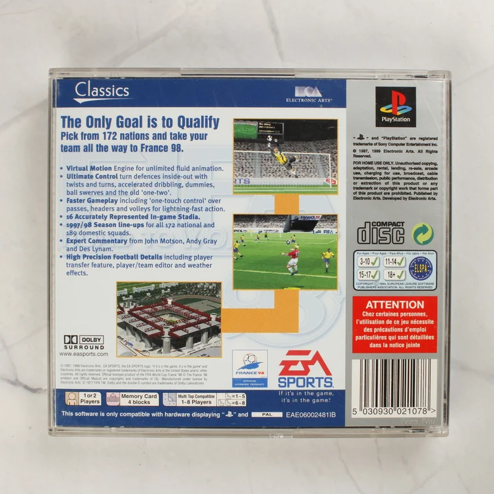 A FIFA - Road to World Cup 98 PlayStation 1 Platinum kiadású játékának hátlapja a leírással és képekkel