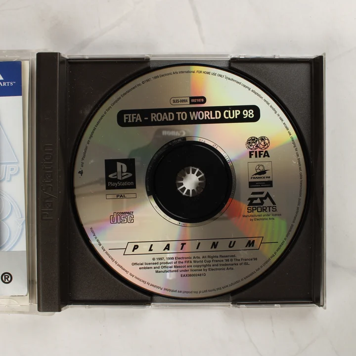 A FIFA - Road to World Cup 98 PlayStation 1 Platinum CD lemeze a nyitott tokban