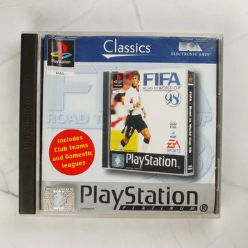 A FIFA - Road to World Cup 98 PlayStation 1 Platinum kiadású játékának előlapja a műanyag tokban