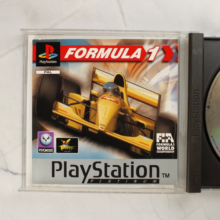 A Formula 1 PlayStation Platinum kiskönyvének előlapja nyitott tokban
