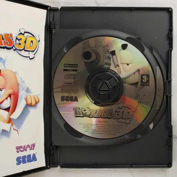 Worms 3D nyitott tok lemezzel A Worms 3D nyitott tokja a második lemezzel és a kézikönyvvel