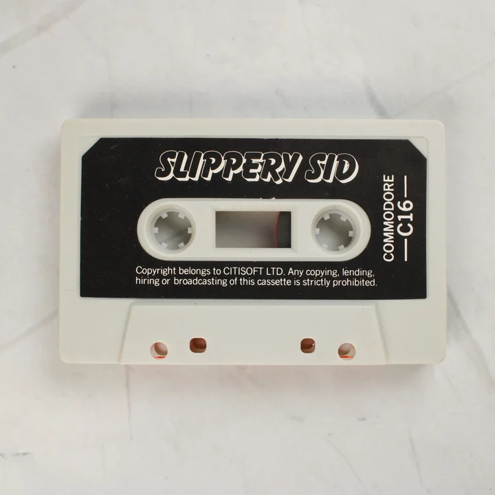 Slippery Sid Commodore C16 magnókazetta A Slippery Sid játékot tartalmazó szürke magnókazetta