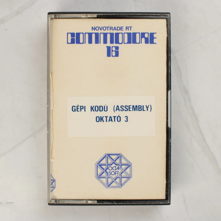 Gépi kódú (Assembly) oktató 3 Commodore 16 kazetta elölnézetből a tokban