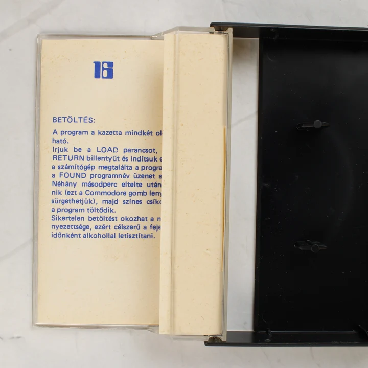 A Commodore 16 kazetta borítójának belső oldala a betöltési útmutatóval