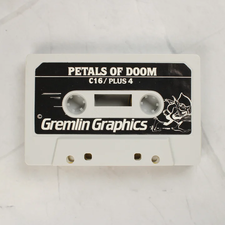 A Petals of Doom játék kazettája fekete-fehér címkével