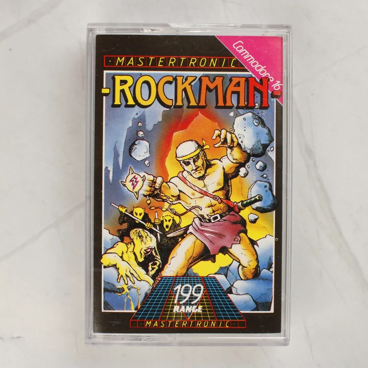 A Rockman videójáték Commodore 16-os verziójának kazettás kiadása a műanyag tokban, elölnézetből.