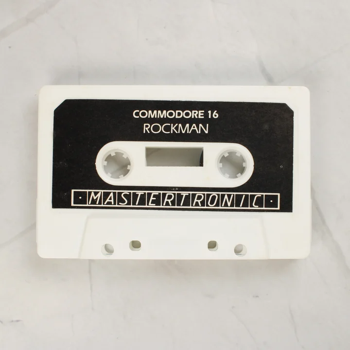 A Rockman játék fehér színű Commodore 16-os kazettája fekete címkével.