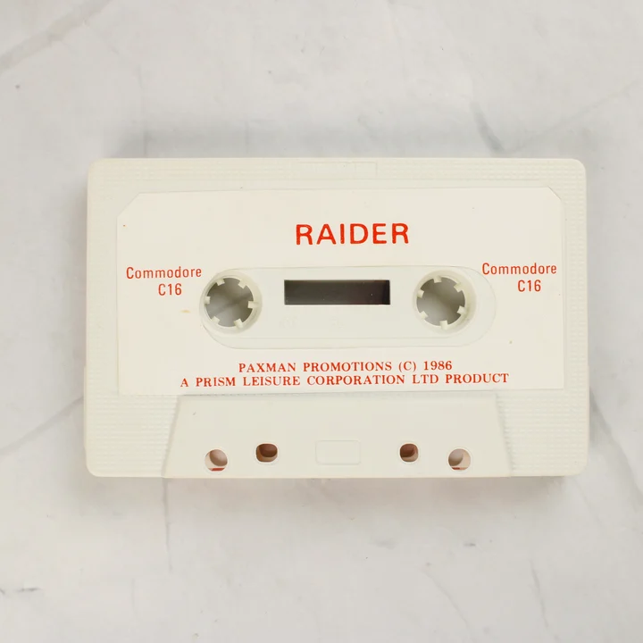A Raider videójáték fehér színű adathordozó kazettája