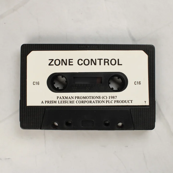A Zone Control játék fekete magnókazettája fehér címkével