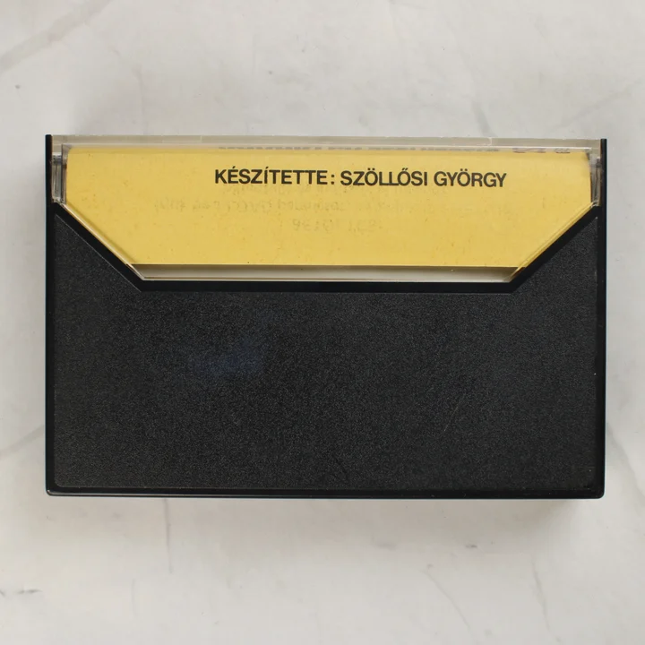 Karakterszerkesztő Commodore 16 kazetta tokban hátnézet A Karakterszerkesztő Commodore 16 szoftver kazettás tokjának hátlapja a készítő nevével