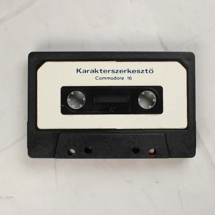 Karakterszerkesztő Commodore 16 magnókazetta A Karakterszerkesztő szoftvert tartalmazó fekete magnókazetta fehér címkével