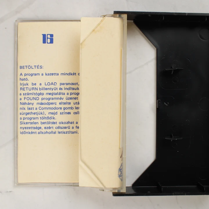A Szerpentin Commodore 16 játék papír borítójának belső oldala a betöltési útmutatóval
