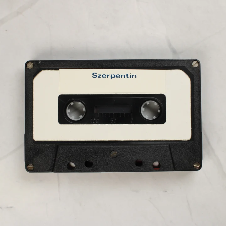 A Szerpentin Commodore 16 játék fekete adathordozó kazettája