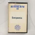 Szerpentin Commodore 16 videójáték kazetta tokban, elölnézetből