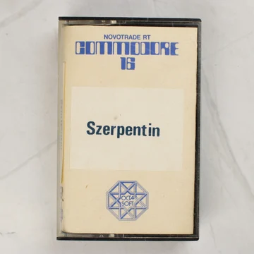 Szerpentin Commodore 16 videójáték kazetta tokban, elölnézetből