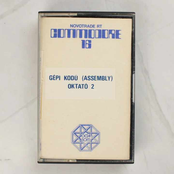 Gépi kódú oktató 2 Commodore 16 kazetta tokban A Gépi kódú (Assembly) oktató 2 Commodore 16 kazetta zárt műanyag tokban, elölnézetből