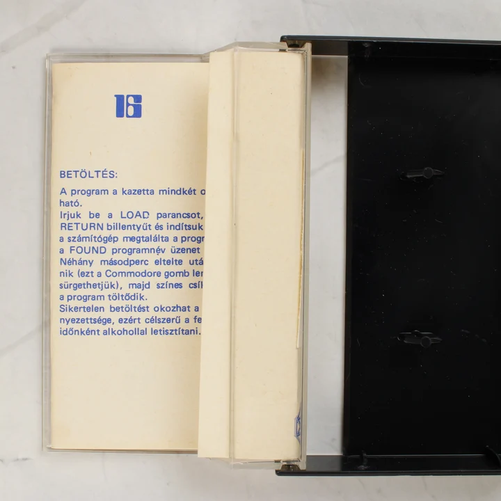 Gépi kódú oktató 2 borító belső oldala A Commodore 16 oktatóprogram borítójának belső oldala a betöltési útmutatóval