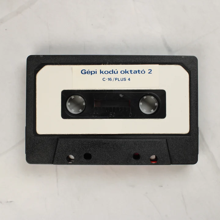 Gépi kódú oktató 2 Commodore 16 kazetta A fekete színű Commodore 16 adathordozó kazetta a fehér címkével