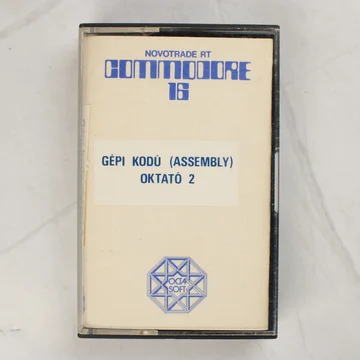 A Gépi kódú (Assembly) oktató 2 Commodore 16 kazetta zárt műanyag tokban, elölnézetből
