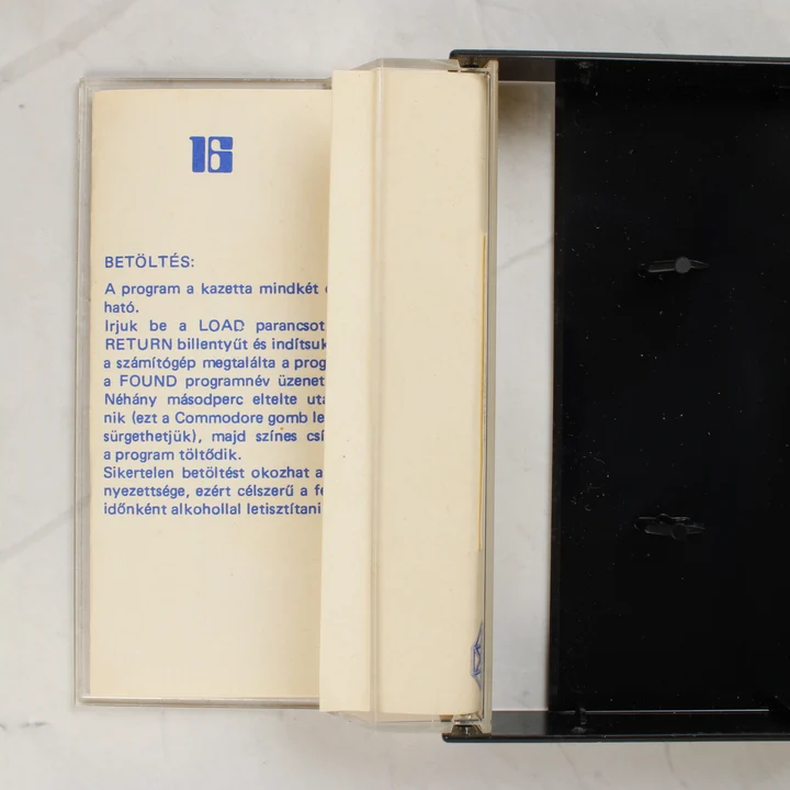 A Commodore 16 oktatókazetta papírborítójának belső oldala a betöltési útmutatóval